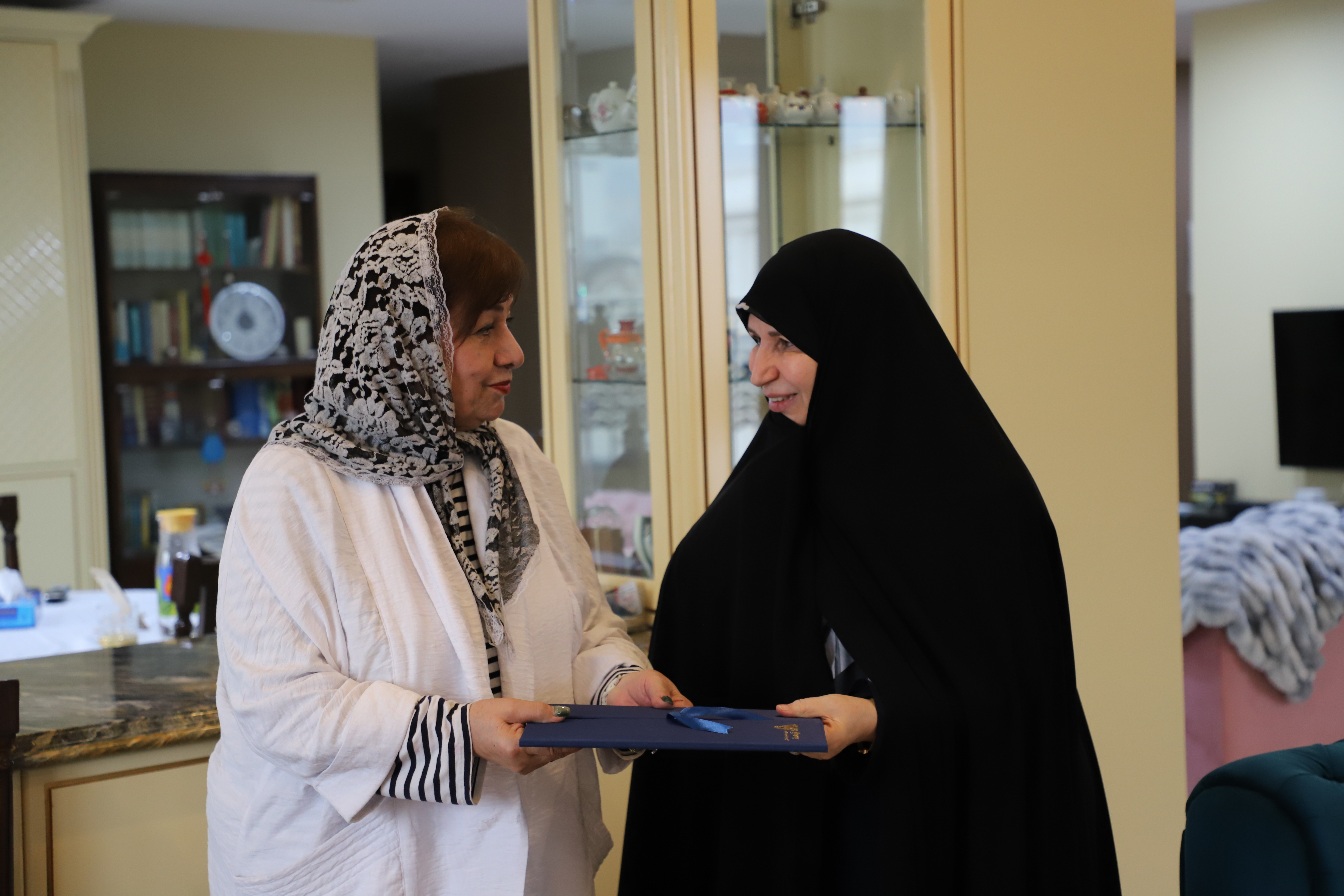 تقدیر از همسر بازنشسته فقید به مناسب گرامیداشت روز زن و مادر